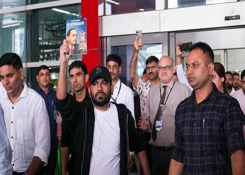 दिल्ली पुलिस ने कॉकरोच जनता पार्टी को दी प्रदर्शन की अनुमति, एयरपोर्ट से निकले संस्थापक अभिजीत दीपके