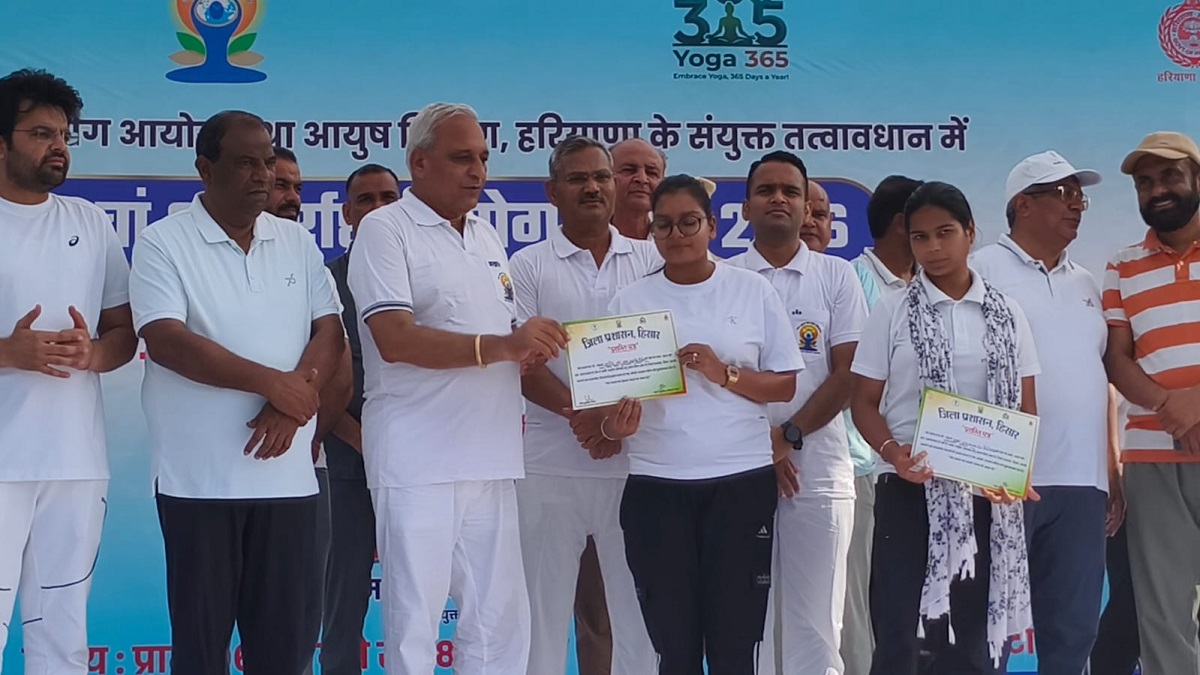 हिसार में योग दिवस पर भव्य आयोजन: मंत्री रणबीर गंगवा ने योग युक्त, नशा मुक्त रहने का किया आह्वान, ताऊ देवीलाल टाउन पार्क में उमड़ा जनसैलाब