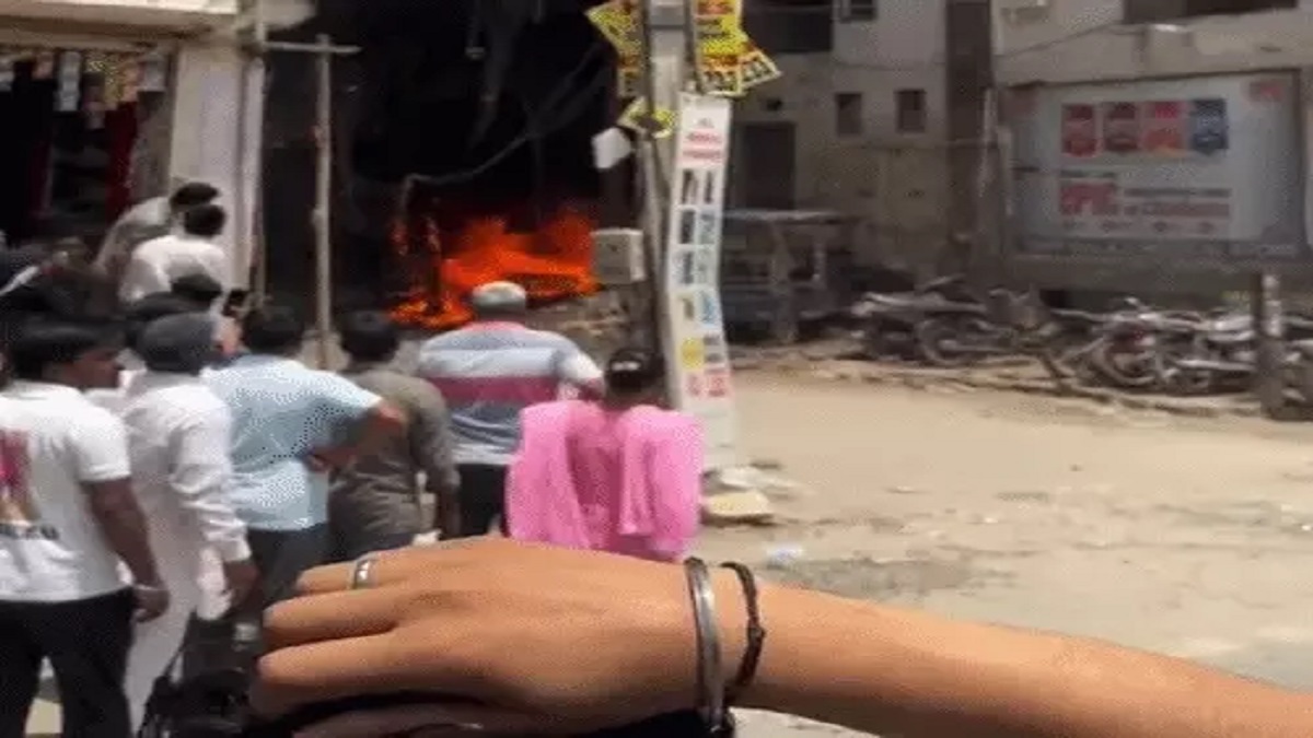 गुरुग्राम में बड़ा हादसा टला: सुबह-सुबह बिजली के मीटरों में धमाका, शॉर्ट सर्किट से लगी भीषण आग; जान बचाने के लिए घरों से भागे लोग