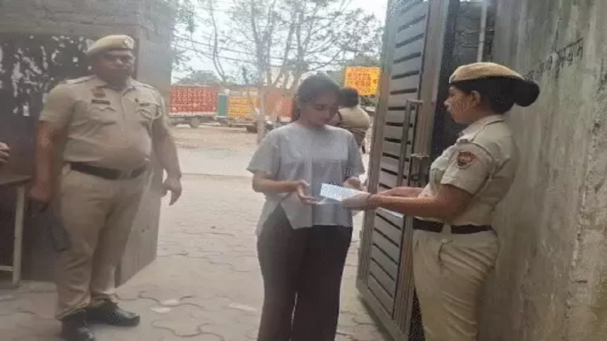 नीट री-एग्जाम की सख्ती: हरियाणा में परीक्षा केंद्रों पर जूते-चप्पल और कलावा तक उतरवाया, रेवाड़ी में नोज पिन नहीं निकली तो छात्रा को लौटाया