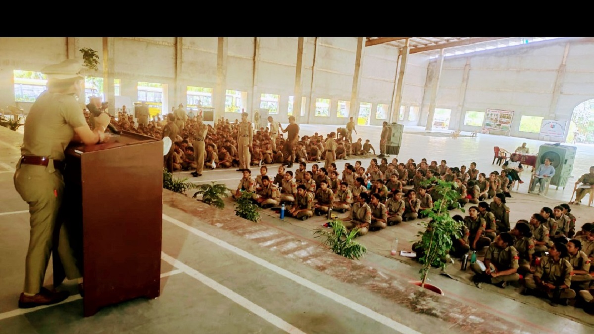 गुरुग्राम पुलिस का बड़ा अभियान: महिला थाना टीम ने 750 एनसीसी कैडेट्स को सिखाए आत्मरक्षा के गुर, साइबर क्राइम और नशे से बचने के दिए टिप्स