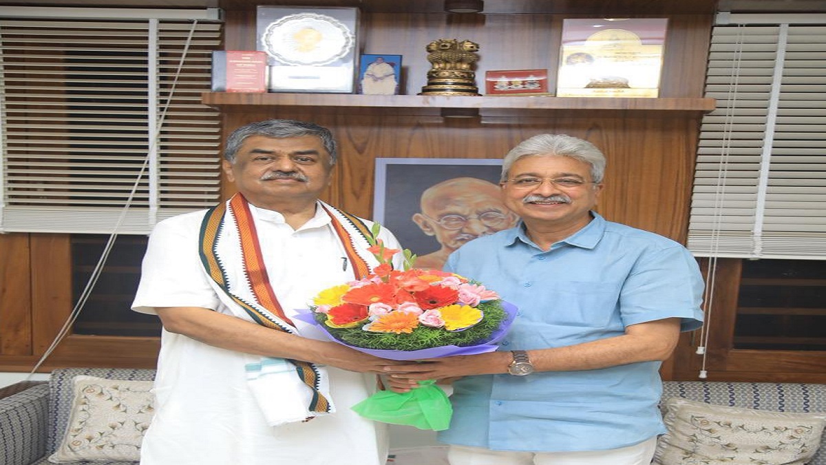 कांग्रेस प्रदेशाध्यक्ष पहुंचे कर्नाटक, प्रदेश प्रभारी बीके हरिप्रसाद से की चर्चा! सियासी गलियारों में शुरू हुई अटकलें