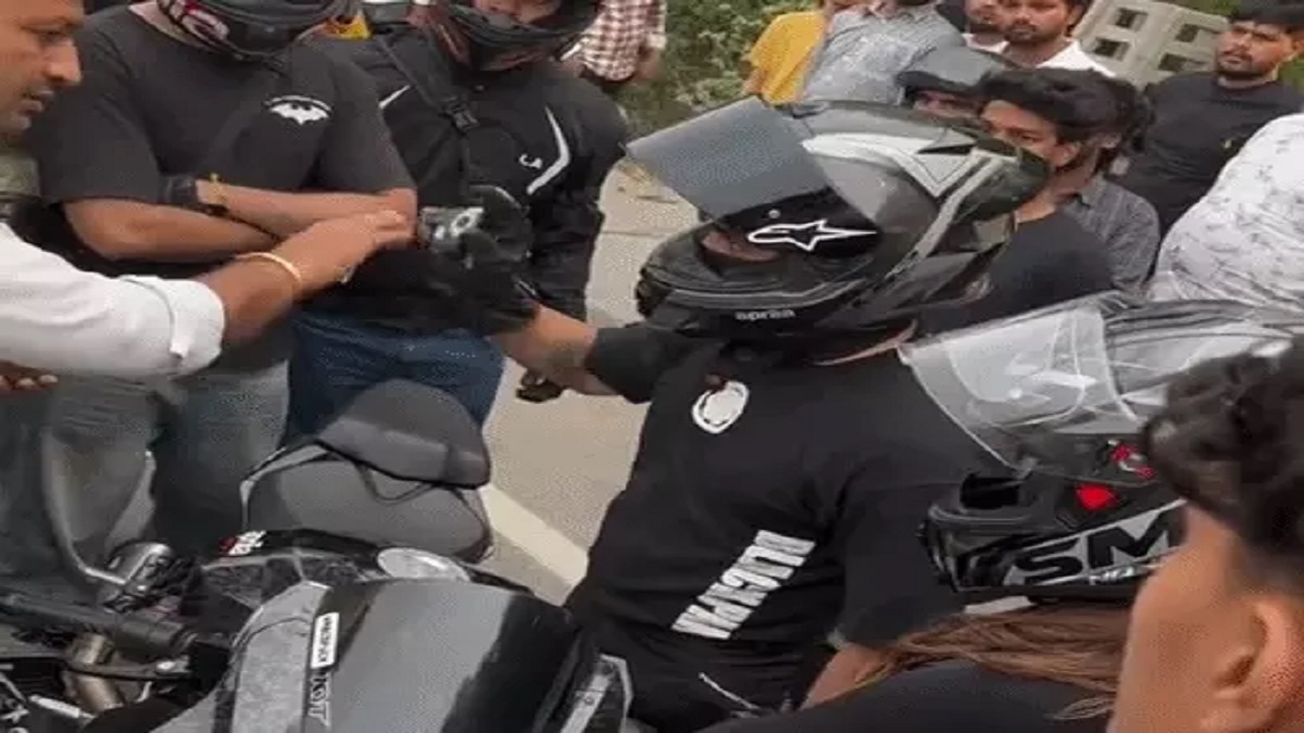 हाईवे पर हाई-वोल्टेज ड्रामा: गुरुग्राम में बाइक राइडर्स के बीच बीच सड़क पर चले लात-घूंसे, लड़की बचाती रही जान