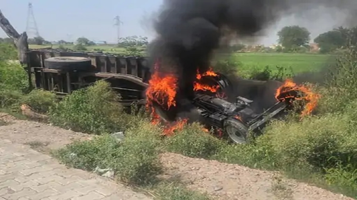 बड़ा हादसा: बाइक सवार को बचाते हुए पलटा ट्रैक्टर, धू-धू कर जला, राजस्थान के तीन युवकों की बची जान