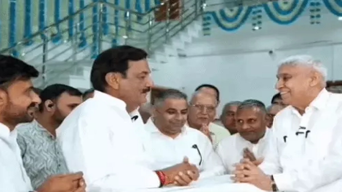 हरियाणा के पूर्व जेल मंत्री रणजीत सिंह चौटाला पहुंचे सतलोक आश्रम: रामपाल से मुलाकात का वीडियो वायरल, बोले- जेल मंत्री रहते सेवा का मौका मिला