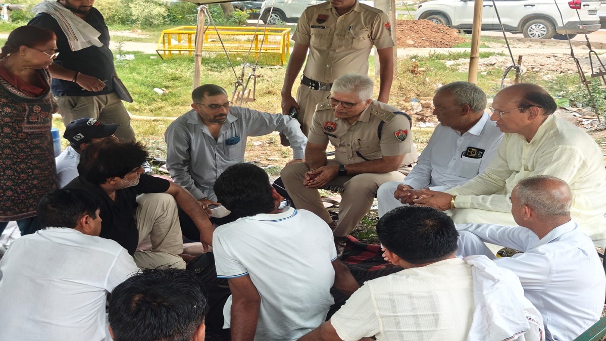 पंचकूला में पीजीटी अभ्यर्थियों का हल्लाबोल: समर्थन में उतरी कांग्रेस, अनशन पर बैठे युवाओं की बिगड़ी तबीयत, पुलिस ने दिया धरना हटाने का नोटिस