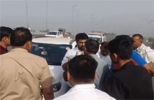 Rohtak News: दिल्ली जा रहे जिला पार्षद जयदेव डागर समेत कई युवा हिरासत में, रोहद टोल प्लाजा पर पुलिस के साथ तीखी बहस, बॉर्डर पर सुरक्षा सख्त