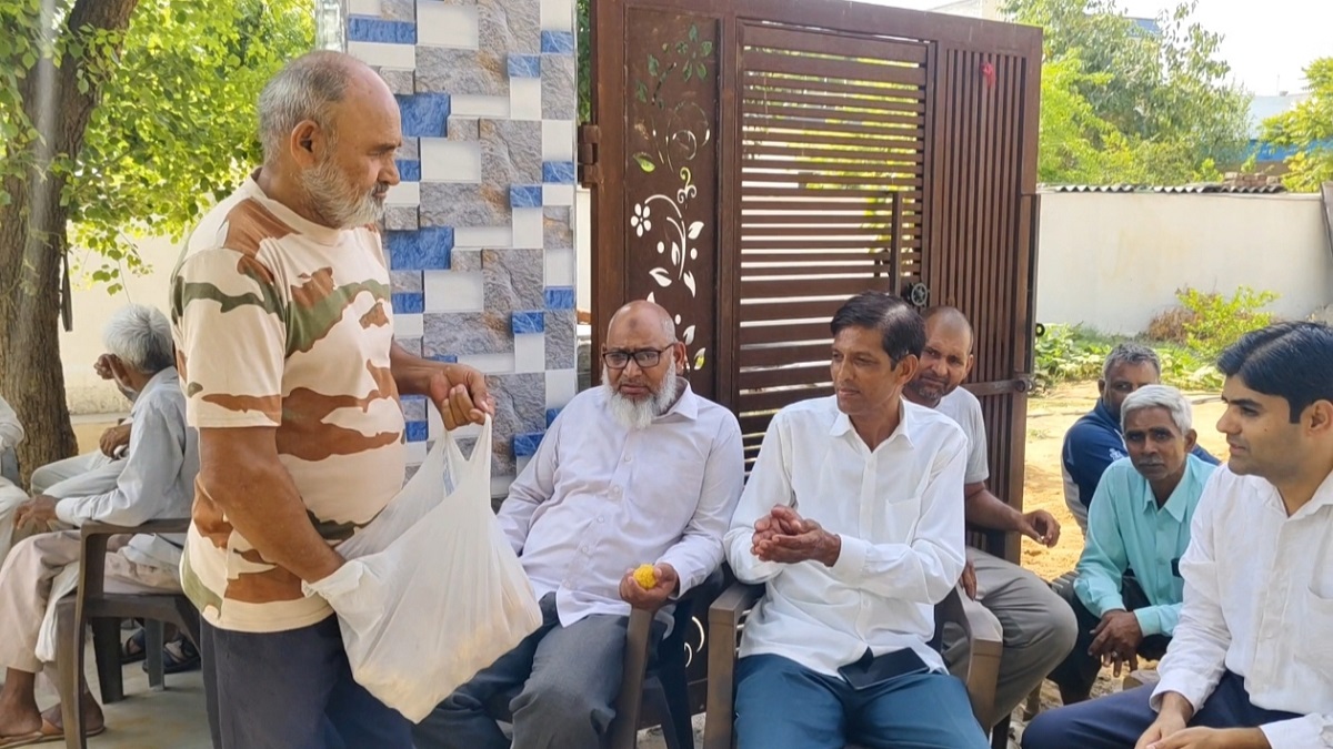 सुप्रीम कोर्ट से राहत मिलते ही चहके नांगल चौधरी के किसान: बांटी मिठाई, बोले- विकास के विरोधी नहीं, लेकिन हक का मुआवजा तो लेकर रहेंगे