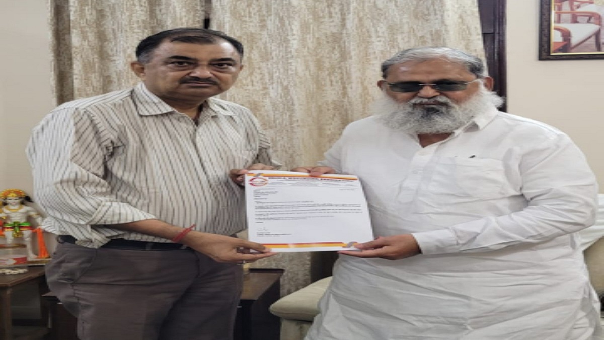 परिवहन मंत्री अनिल विज को एमडब्ल्यूबी ने सौंपा मांगपत्र: पत्रकारों के लिए असीमित फ्री बस यात्रा और वोल्वो में सीट आरक्षण की उठी मांग