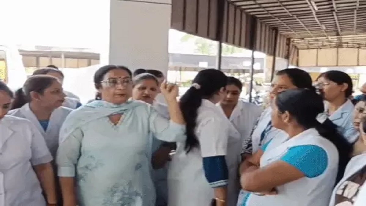 माफी मांगें चेयरपर्सन: कुरुक्षेत्र के LNJP अस्पताल अस्पताल में नर्सों का ज़ोरदार प्रदर्शन