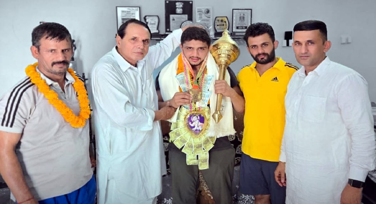 कालुवास के साहिल ने 74 किलो वर्ग में लहराया परचम, भिवानी पहुंचने पर जोरदार स्वागत