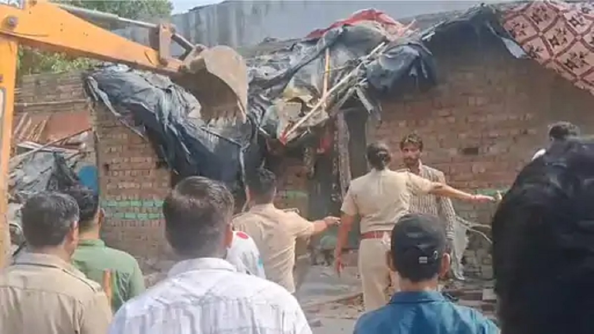 अतिक्रमण हटाओ अभियान का भारी विरोध: बुलडोजर के आगे खड़ी हुईं महिलाएं, हंगामा बढ़ने पर नगर परिषद की टीम लौटी पीछे