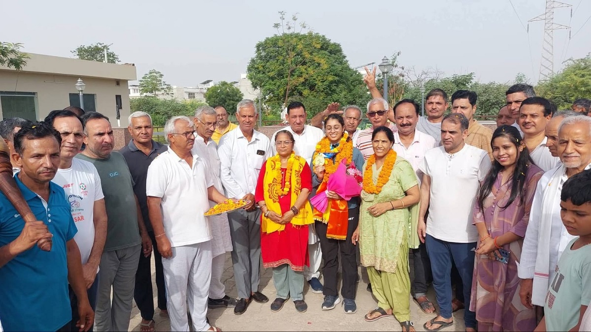 अहमदाबाद में पहली वर्ल्ड योगासन चैंपियनशिप: हिसार की बेटी मधु वर्मा ने जीता गोल्ड मेडल, 78 देशों के खिलाड़ियों को दी मात