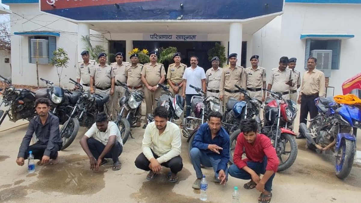 वाहन चोरी गिरोह का पर्दाफाश: मास्टर चाबी से वारदात को अंजाम देने वाले मास्टरमाइंड समेत 5 आरोपी गिरफ्तार, 10 बाइक और 1 ट्रैक्टर बरामद