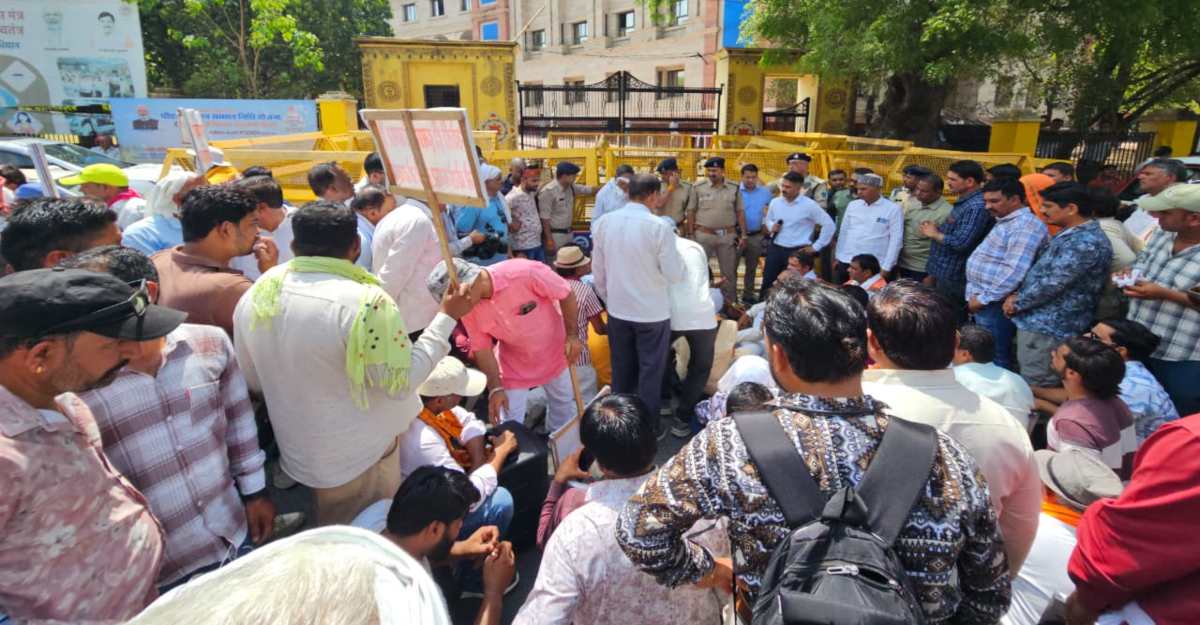 कलेक्ट्रेट के बाहर किसान धरने पर बैठेः प्रशासन को दाल-बाटी खाने का न्योता, पूर्वी रिंग रोड और मनमाड़ रेलवे परियोजना का विरोध, महिलाएं-बच्चे भी शामिल