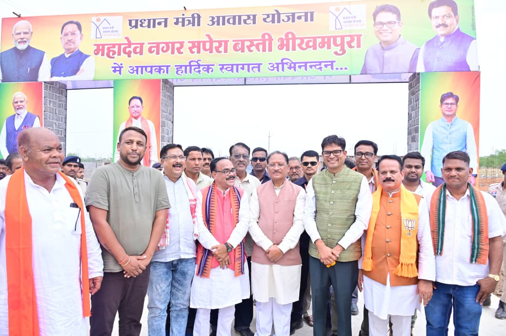 CM साय ने निर्माणाधीन PM आवासों का किया निरीक्षण: जनजातीय परिवारों से संवाद कर सुनीं समस्याएं, दिव्यांग हितग्राहियों को दिए सहायक उपकरण