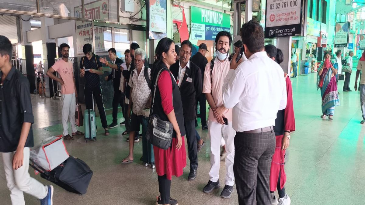 नाका टिकट चेकिंग अभियान : बिना टिकट यात्रा करने वाले यात्रियों पर रेलवे की सख्ती, 15 दिनों में वसूला 18 लाख रुपये से अधिक का जुर्माना