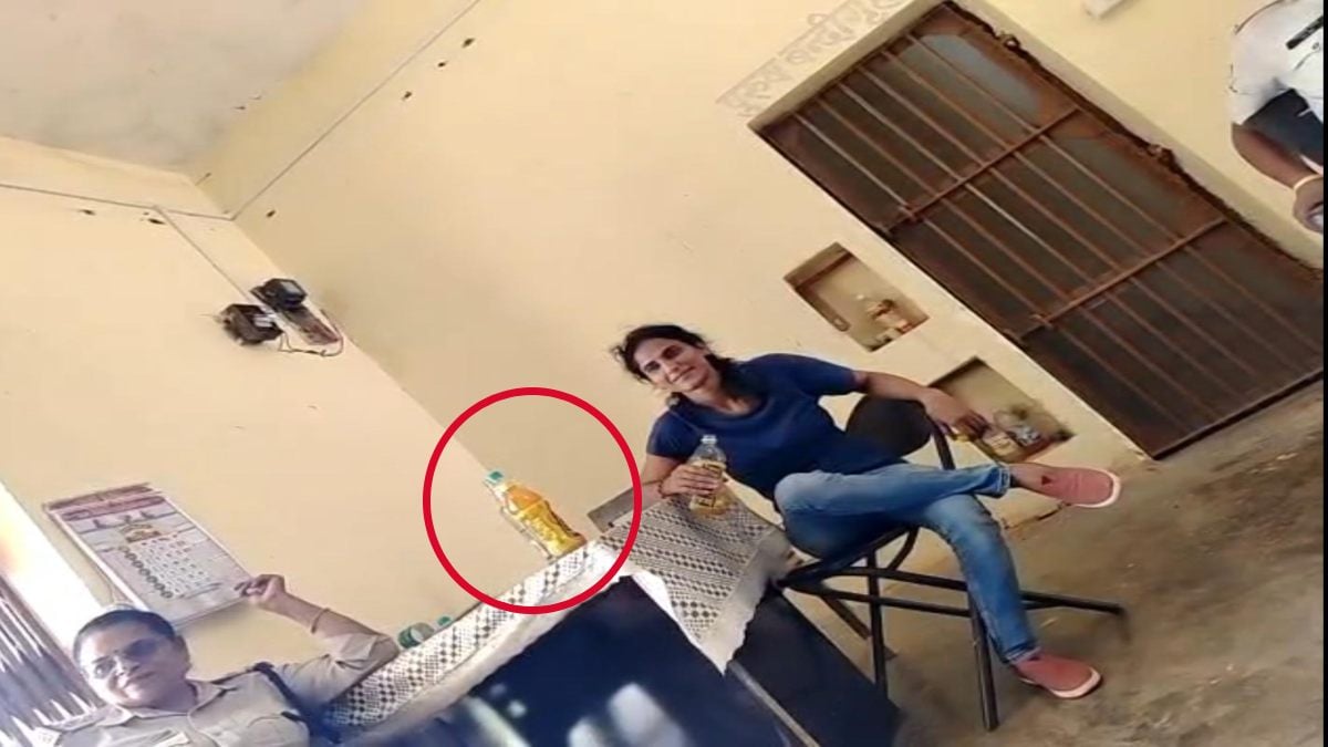 राजघराने की बहू को गोली मारने वाली आरोपी महिला को पुलिस चौकी में ‘VIP ट्रीटमेंट’! कुर्सी पर बैठाकर पिलाया कोल्डड्रिंक, वीडियो वायरल