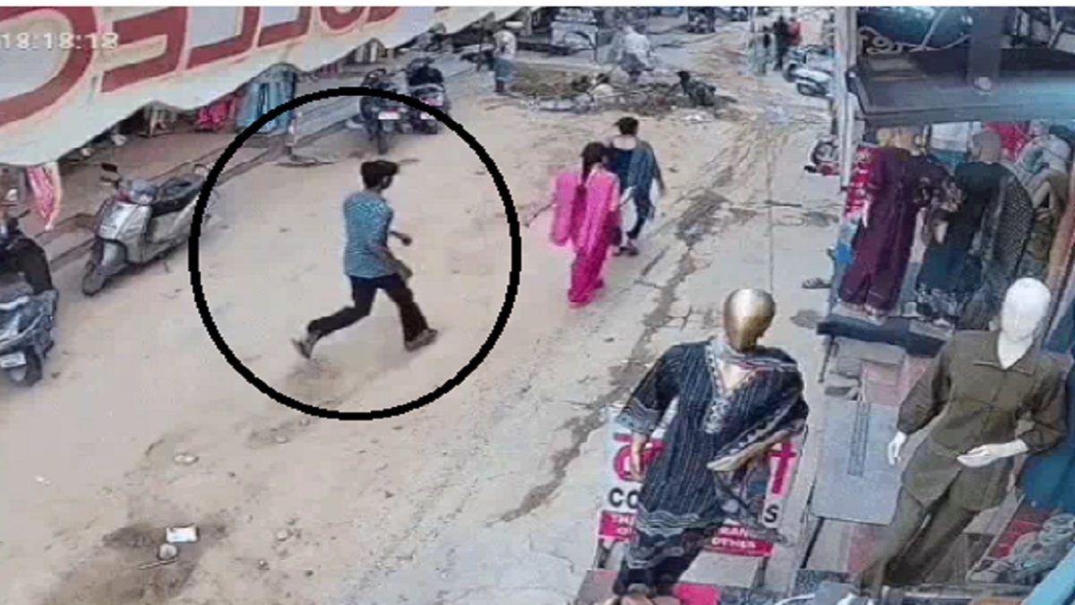 कच्चे क्वार्टर में दिन-दहाड़े महिला के कान की बाली छीनी, सीसीटीवी में कैद हुआ शातिर चोर