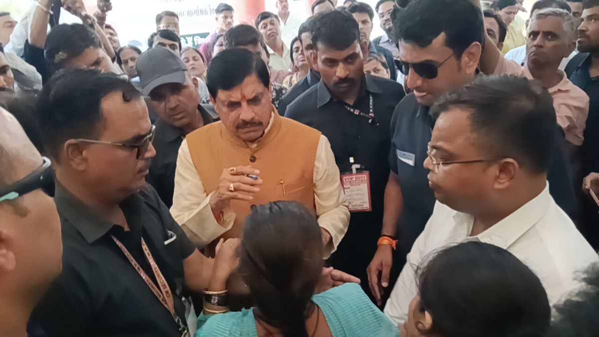 ‘मेरी 3 बेटियां हैं, बेटा कहां से लाऊं’? मेट्रो मुआवजे में भेदभाव पर महिला ने CM से लगाई गुहार, जांच का भरोसा