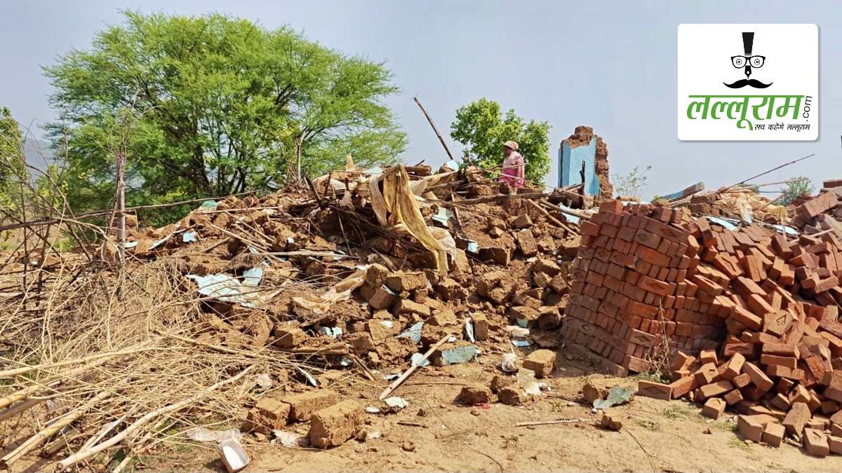 दशकों से रह रहे ग्रामीणों के आशियानों पर चला बुलडोजर: PM आवास योजना के तहत बने मकानों को भी किया गया जमींदोज, सिस्टम की कार्यप्रणाली पर उठे सवाल