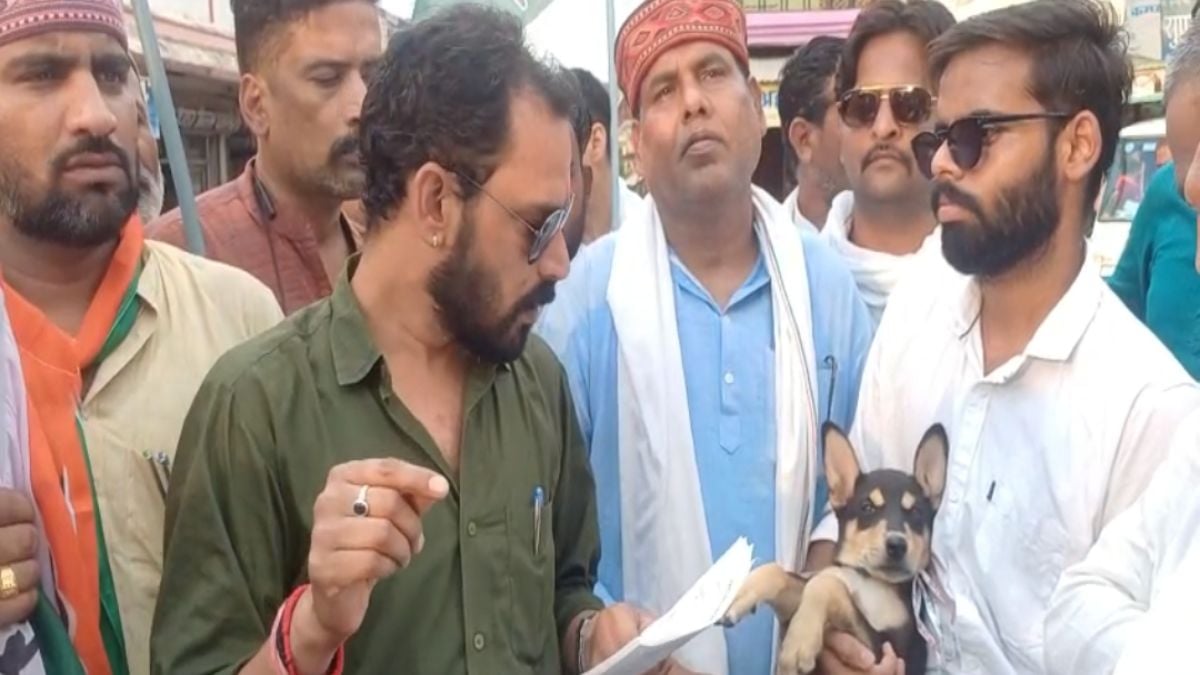 अनोखा प्रदर्शन: जन चौपाल में ग्रामीणों ने रोका सांसद-विधायक का काफिला, इधर कुत्ते के गले में बांधा ज्ञापन