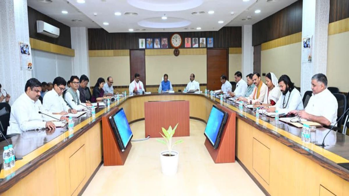 CG Breaking News : साय कैबिनेट की अहम बैठक शुरू, मानसून सत्र, खरीफ सीजन और ट्रांसफर पॉलिसी पर हो सकती है चर्चा