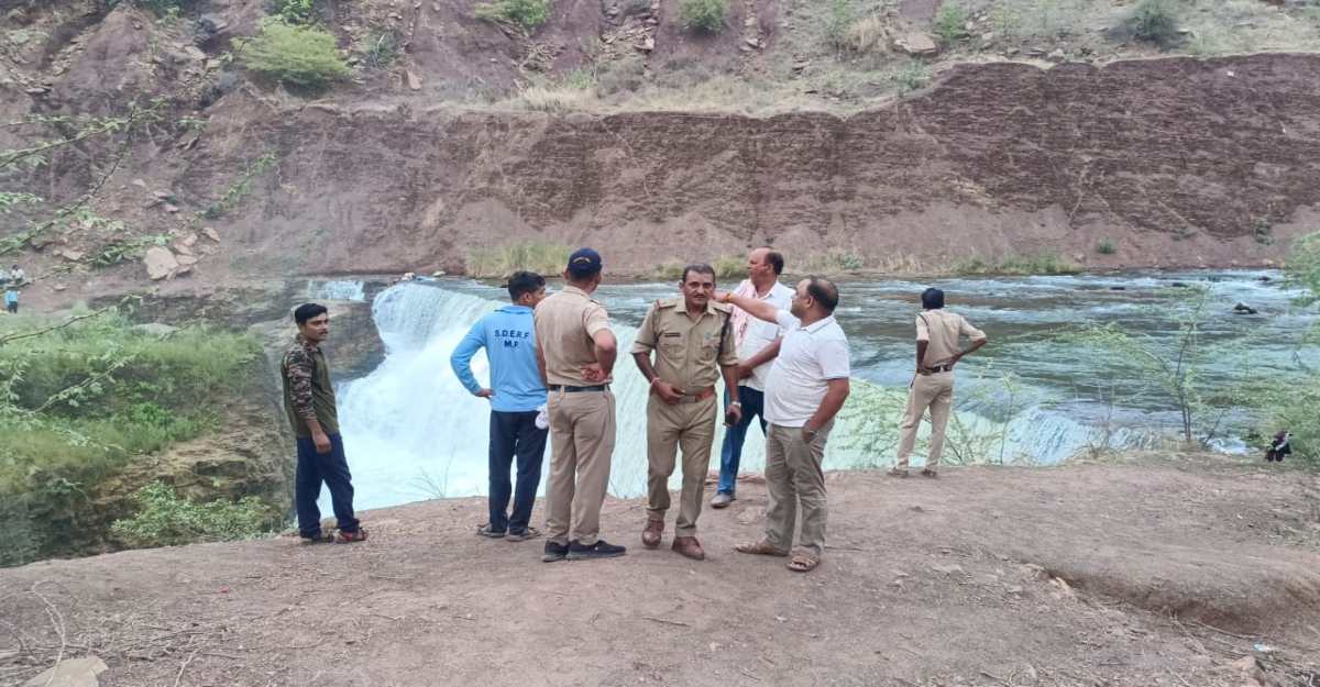 वॉटरफॉल में फिर हादसाः सेल्फी बनी जानलेवा! प्रयागराज का युवक गहरी खाई में गिरा, रेस्क्यू जारी