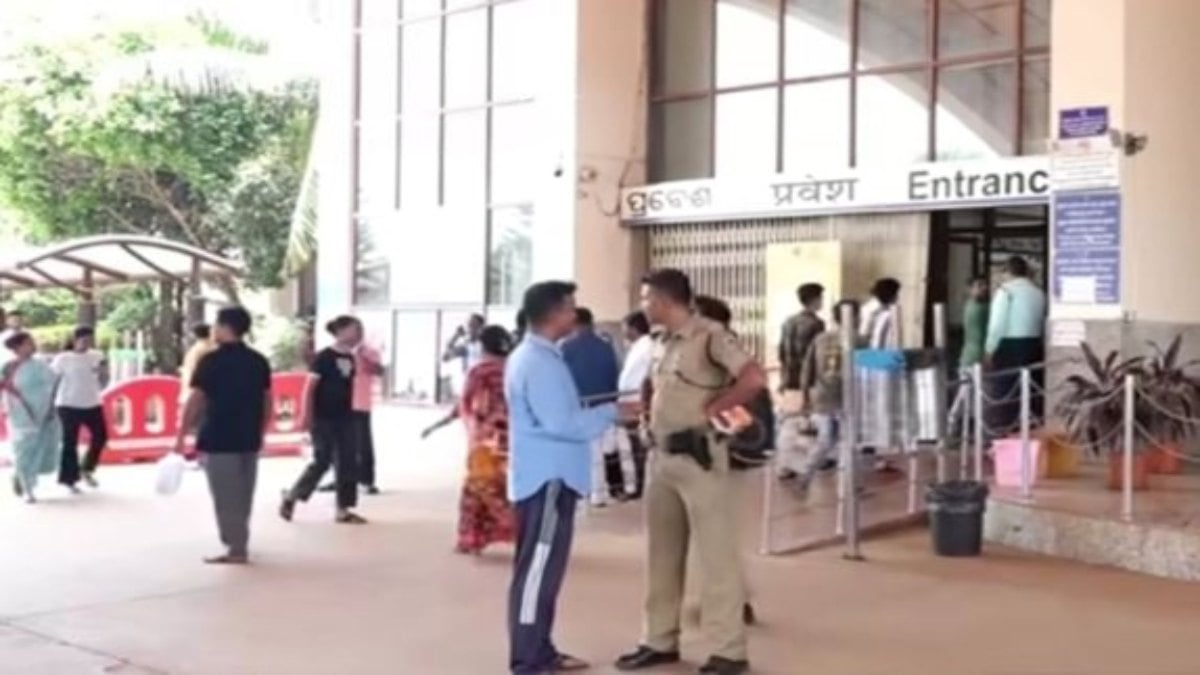 एम्स भुवनेश्वर में हंगामा: मरीज की मौत के बाद डॉक्टरों पर हमला, पुलिस ने कई लोगों को हिरासत में लिया
