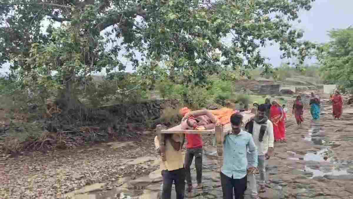 स्वास्थ्य सुविधा बना मजाक! नहीं मिली एंबुलेंस तो गांव में हुई महिला की डिलीवरी, खटिया में लिटाकर कराया नदी पार