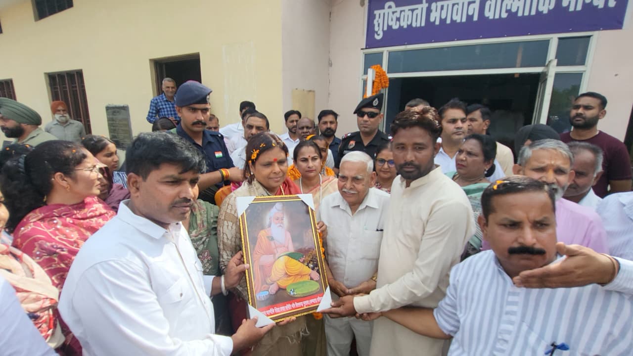 सिरसगढ़ में BJP प्रदेश अध्यक्ष डॉ. अर्चना गुप्ता का भव्य स्वागत, महिलाओं ने पहनाई सम्मान की पगड़ी