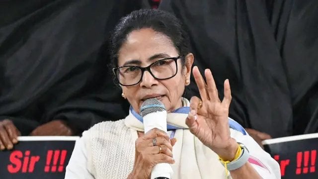 ‘लड़ेंगे या मरेंगे’ का ऐलान: पुलिस की रोक के बावजूद धरने पर बैठीं ममता, अभिषेक पर हमले को लेकर BJP पर तीखा हमला