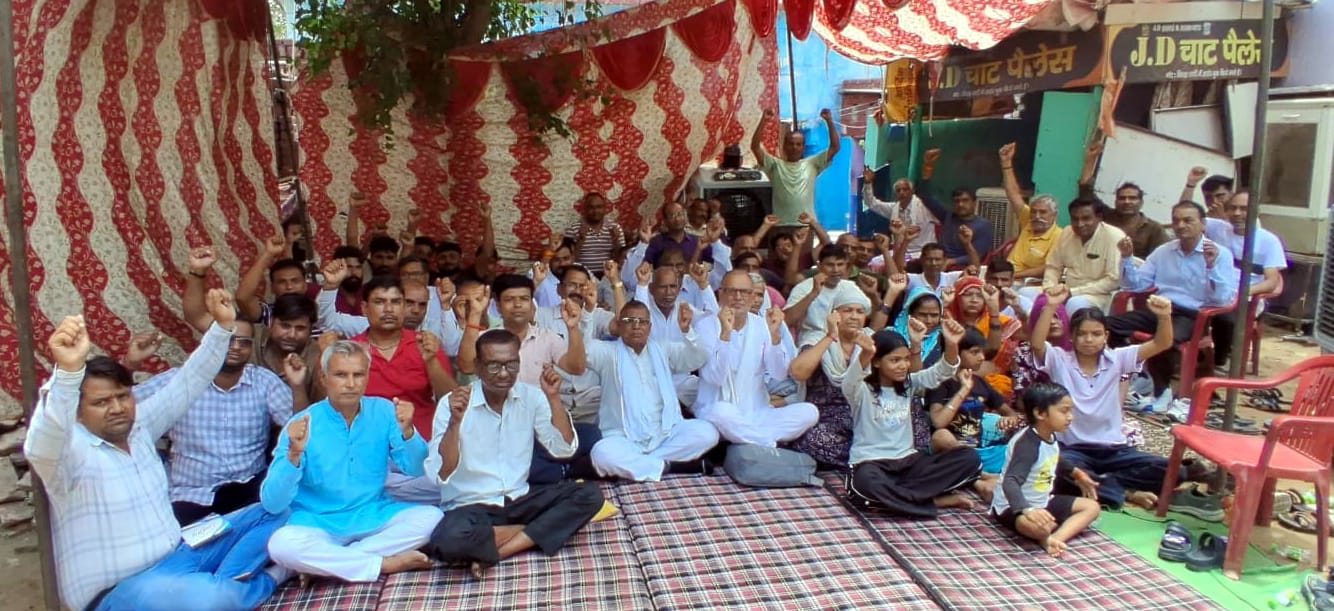 भिवानी में 6 गरीब परिवारों के समर्थन में फूटा आक्रोश, संगठनों ने शुरू किया अनिश्चितकालीन धरना
