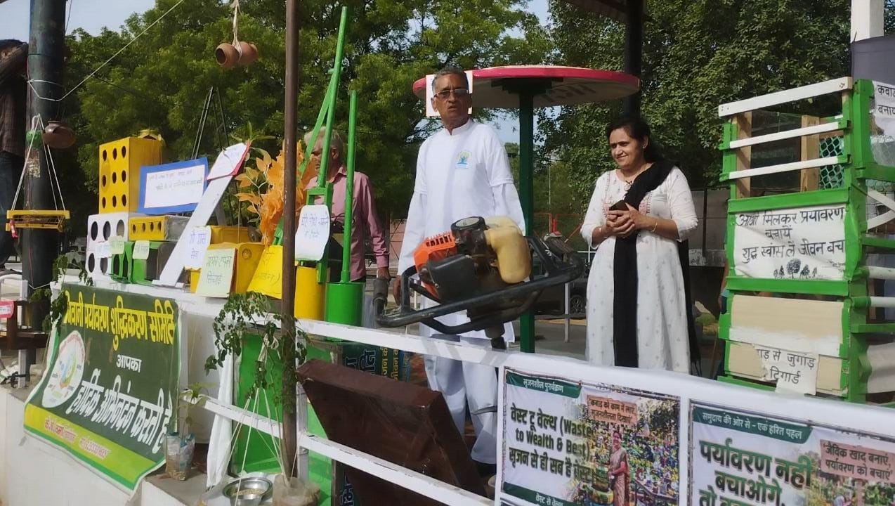 भिवानी के भीम स्टेडियम में कबाड़ से जुगाड़ प्रदर्शनी ने मोहा मन, बच्चों को मुफ्त बांटी चक्कर गाड़ी