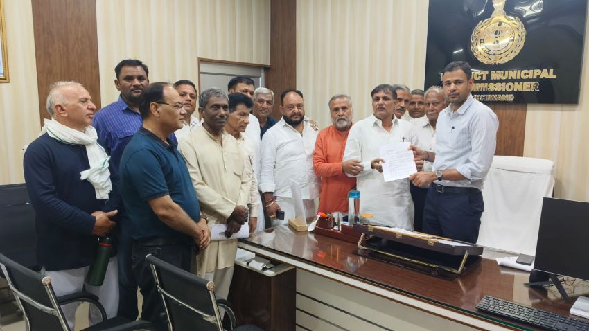 भिवानी: समस्याओं को लेकर हुडा अधिकारी से मिला प्रतिनिधिमंडल, सौंपा मांग पत्र