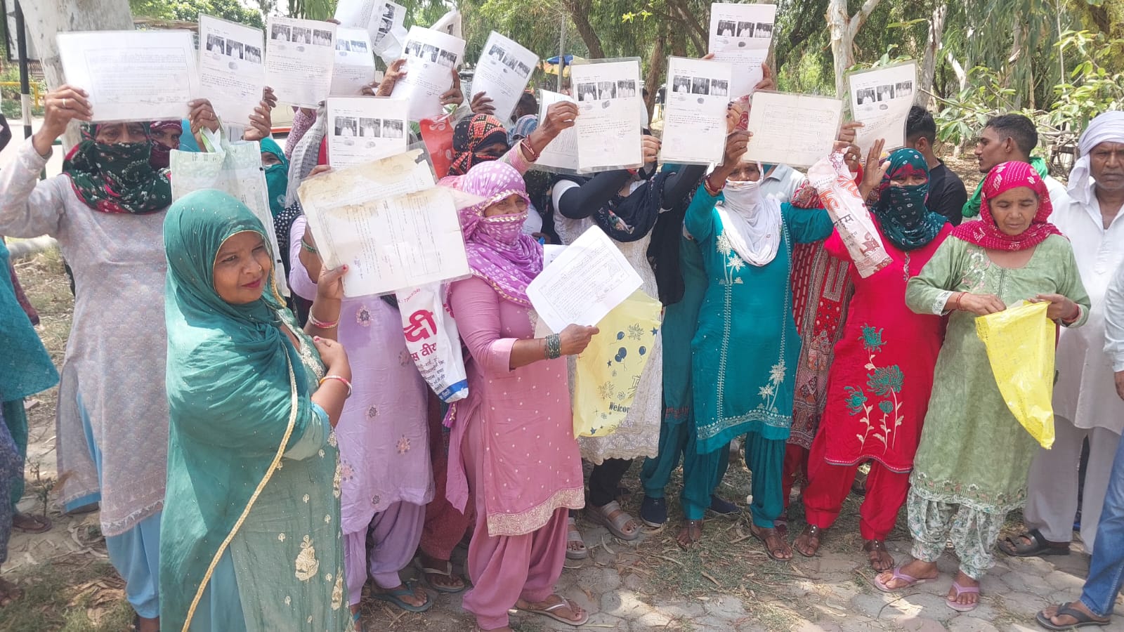 100 गज के प्लॉटों पर कब्जा नहीं मिलने से भड़का ग्रामीणों का गुस्सा, DC कार्यालय पहुंचकर किया प्रदर्शन