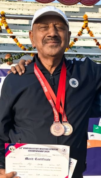 71 की उम्र में भी जुनून बरकरार : भिवानी के अजीत सांगवान ने जीते 2 गोल्ड और 1 सिल्वर, बने युवाओं की प्रेरणा