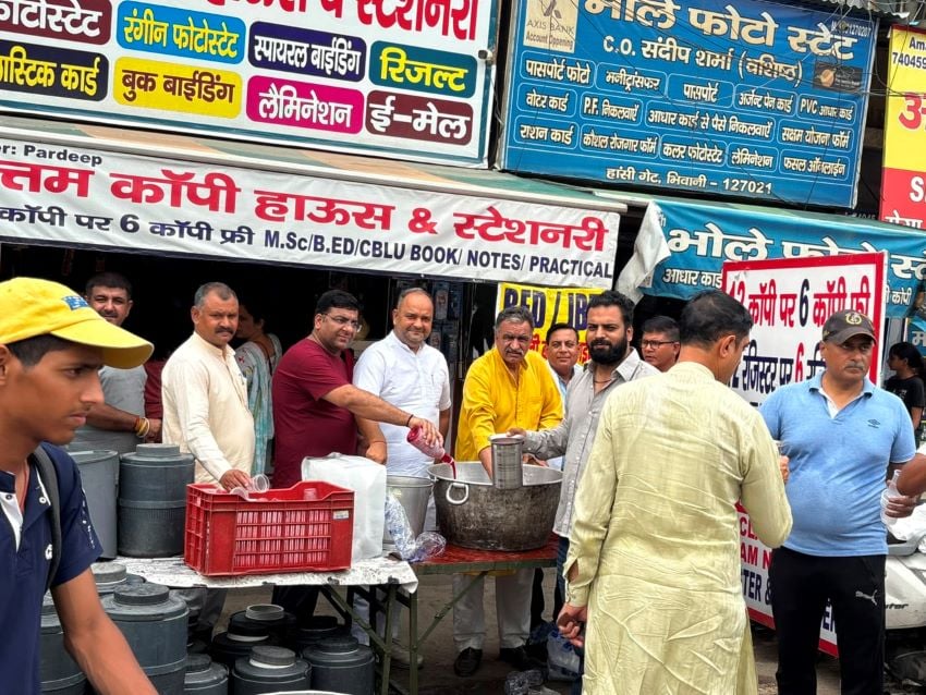 जनसेवा का संकल्प: पूर्व सांसद किरण चौधरी के जन्मदिन पर पार्षदों ने भीषण गर्मी में लगाई मीठे पानी की छबील