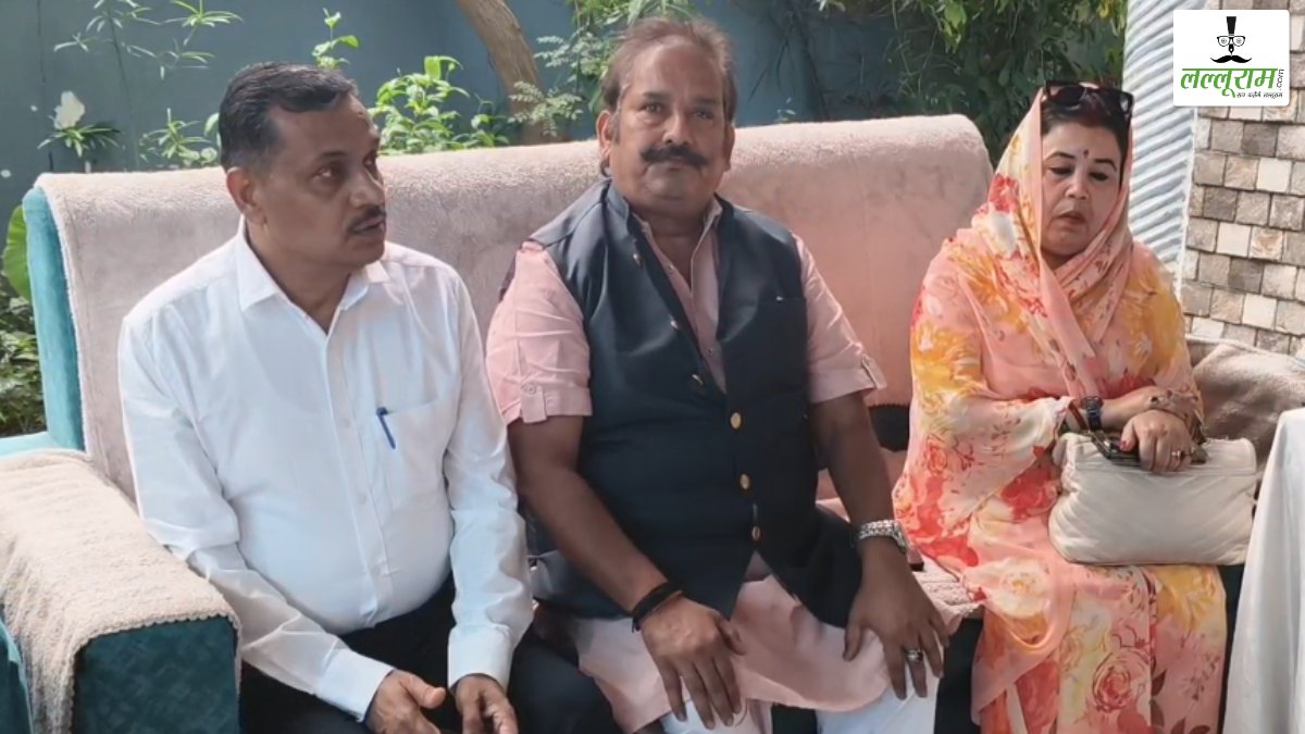 नौगई ट्रिपल मर्डर केस: पीड़ित परिवार से मिले भाजपा नेता विक्रमादित्य सिंह, आरोपियों के एनकाउंटर और संपत्ति कुर्क करने की मांग