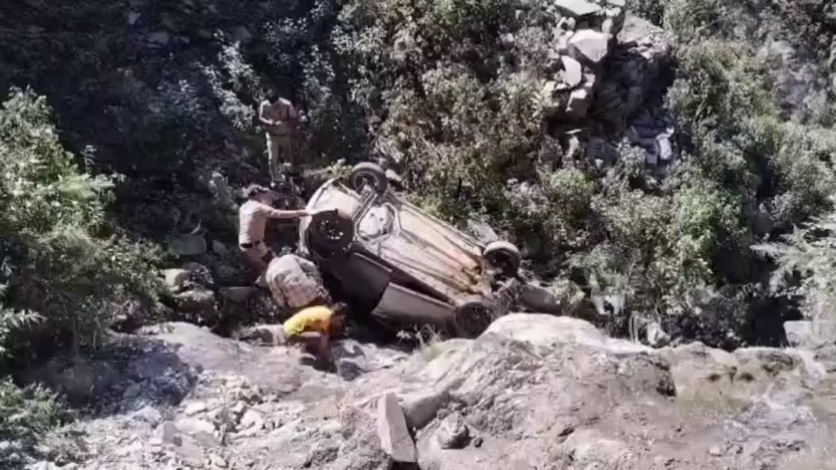 उत्तराखंड में हरियाणा के पर्यटकों की कार खाई में गिरी, चालक समेत 5 घायल