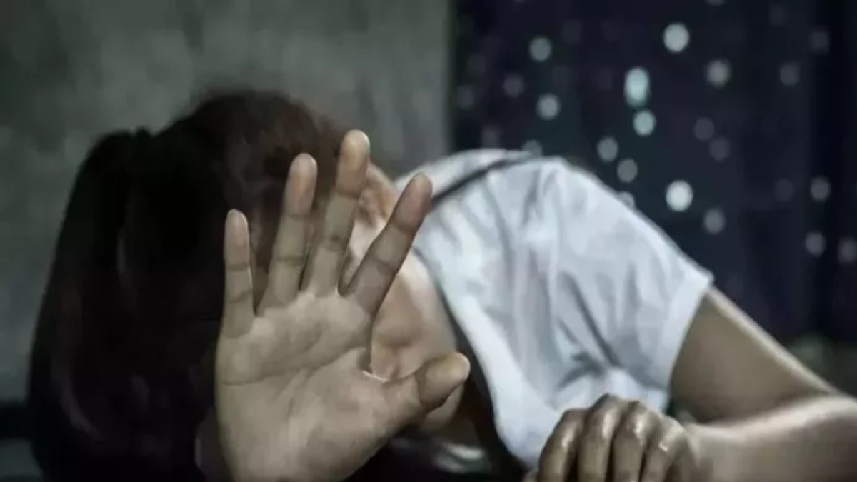 स्कूल से घर लौट रही छात्रा से दुष्कर्म: घटना के बाद से आरोपी फरार, तलाश में जुटी पुलिस
