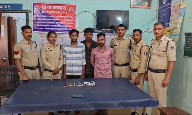 सूने मकान में चोरी का खुलासा: सराफा कारोबारी समेत पकड़ाए तीन आरोपी, गहने और सोने की बिस्किट जब्त