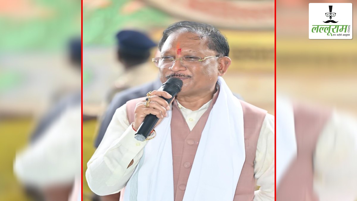 CM साय ने निर्माणाधीन PM आवासों का किया निरीक्षण: जनजातीय परिवारों से संवाद कर सुनीं समस्याएं, दिव्यांग हितग्राहियों को दिए सहायक उपकरण