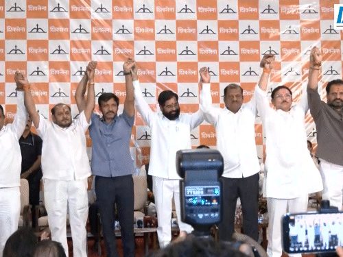 शिवसेना (UBT) को बड़ा झटका: 6 सांसद शिंदे गुट में शामिल, लोकसभा में ताकत दोगुनी