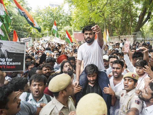 दिल्ली में कॉकरोच जनता पार्टी का प्रदर्शन: फाउंडर अभिजीत ने दिया अल्टिमेटम, बोले – 5 दिन में शिक्षा मंत्री इस्तीफा दें, नहीं तो ..