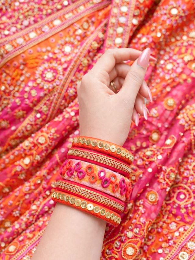 लड़कियों के बीच खूब ट्रेंड कर रहे ये कोर्सेट बैंगल्स, देंगे रॉयल लुक