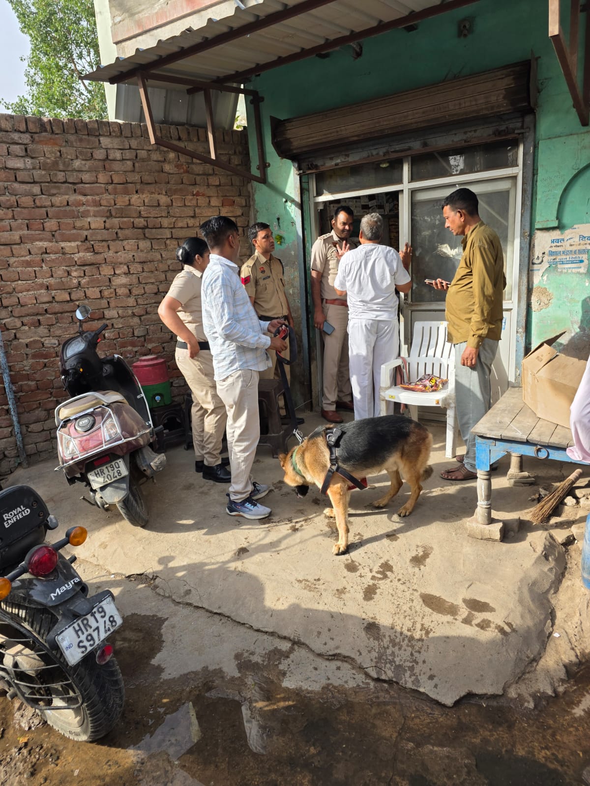 नशा तस्करों पर पुलिस का शिकंजा, डॉग स्क्वॉड के साथ संदिग्ध ठिकानों पर तलाशी