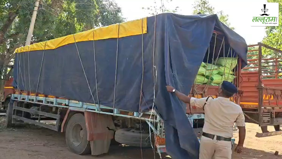 बड़ी कार्रवाई: पुलिस ने पकड़ा अवैध खाद से भरा मेटाडोर, 3 लाख से ज्यादा का माल जब्त