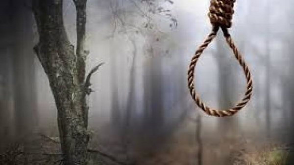 शौच के लिए निकली युवती का पेड़ पर लटका हुआ शव मिलने से सनसनी, दुष्कर्म के बाद हत्या की आशंका