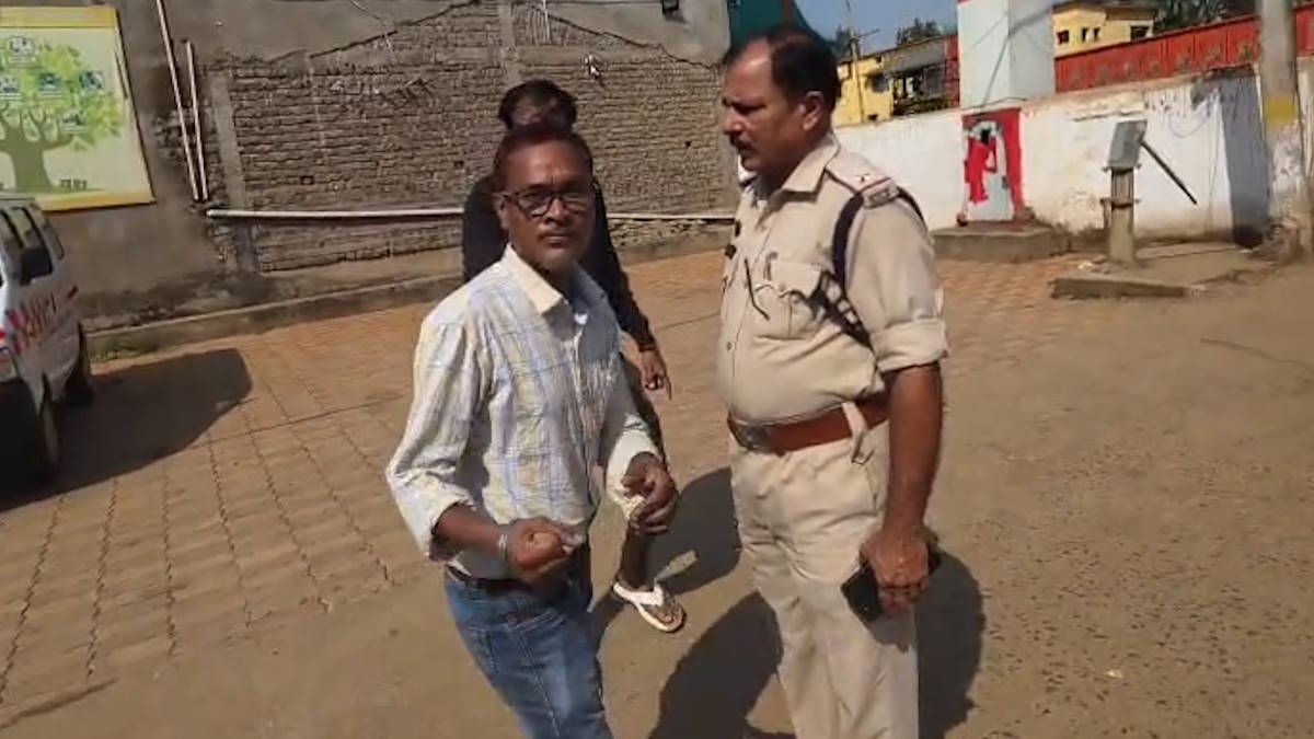 VIRAL VIDEO: ड्यूटी के दौरान नशे में धुत डॉक्टर ने मरीज के परिजनों से की बदसलूकी, पुलिस ने दर्ज किया मामला…